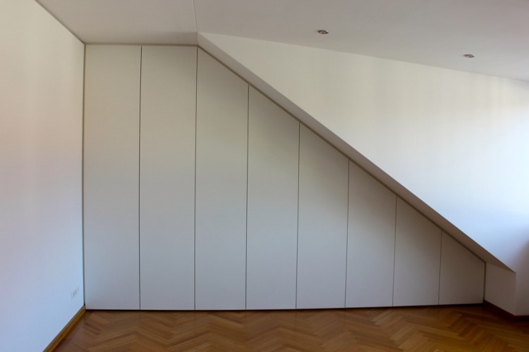 Dachschrägenschrank in Weiß matt